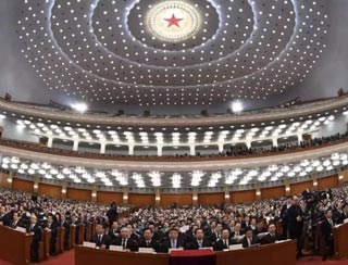 3月13日上午，十三屆全國人大一次會(huì)議召開第四次全體會(huì)議。會(huì)議上，新一輪國務(wù)院機(jī)構(gòu)改革方案正式出爐。方案顯示，改革國稅地稅征管體制，將省級(jí)和省級(jí)以下國稅地稅機(jī)構(gòu)合并。國稅地稅機(jī)構(gòu)合并后，具體承擔(dān)所轄區(qū)域內(nèi)各項(xiàng)稅收、非稅收入征管等職責(zé)，實(shí)行以國家稅務(wù)總局為主與省(區(qū)、市)人民政府雙重領(lǐng)導(dǎo)管理體制。國稅地稅合并，企業(yè)界多樂見其成。全國工商聯(lián)今年由企業(yè)主筆的一份集體提案就建議國稅地稅合并，并表示這樣既有利于政府減少稅務(wù)監(jiān)管的投入，還可以降低企業(yè)因現(xiàn)行國稅、地稅分立體系而產(chǎn)生的多頭管理的成本等問題。配合分稅制改革 國稅地稅分立改革開放四十年來，我國已經(jīng)進(jìn)行了多次稅制改革。1978年，中國實(shí)行經(jīng)濟(jì)體制改革，進(jìn)行了第一步利改稅，即國有企業(yè)改上繳利潤為繳納所得稅;1984年實(shí)行第二步利改稅，將工商統(tǒng)一稅改為工商稅和產(chǎn)品稅、所得稅，開征城市維護(hù)建設(shè)稅;1986年開征個(gè)人所得稅;1994年施行了分稅制改革，根據(jù)不同行業(yè)和稅種，將產(chǎn)品稅改為增值稅，將建筑安裝、交通運(yùn)輸、飲食服務(wù)、郵政電訊等服務(wù)行業(yè)所經(jīng)營項(xiàng)目納入營業(yè)稅的征收范圍，將過去的稅務(wù)局分為國家稅務(wù)局和地方稅務(wù)局，國稅地稅正式分立；不過，分稅制在發(fā)揮了重要作用之后，執(zhí)法不夠統(tǒng)一、辦稅不夠便利等問題也慢慢的呈現(xiàn)了出來。因此，從1994年分稅制以來，建議“國稅地稅合并”的聲音一直存在。時(shí)隔23年 國稅地稅再次合并如今，隨著營改增的推進(jìn)，營業(yè)稅這一原地方主體稅種退出歷史舞臺(tái)，改為增值稅后，轉(zhuǎn)由國稅部門征管，地稅部門征管任務(wù)減少較多，“國稅地稅合并”的呼聲再起。加上5年前開始試行的國稅、地稅合作，在減輕納稅成本、優(yōu)化服務(wù)、強(qiáng)化征管和規(guī)范執(zhí)法等方面都顯示了較好的效果，這次就從合作變?yōu)榱撕喜?。這是繼1994年實(shí)行分稅制改革后，時(shí)隔23年，省級(jí)及省級(jí)以下國稅地稅機(jī)構(gòu)再次合并。國稅地稅合并 減輕納稅人負(fù)擔(dān)據(jù)慧算賬了解，國稅地稅機(jī)構(gòu)合并后，具體承擔(dān)所轄區(qū)域內(nèi)各項(xiàng)稅收、非稅收入征管等職責(zé)，實(shí)行以國家稅務(wù)總局為主與省(區(qū)、市)人民政府雙重領(lǐng)導(dǎo)管理體制。國稅地稅征管體制的改革，不但能夠節(jié)約稅收征管成本，也會(huì)大幅度降低納稅人的納稅成本。之前，很多納稅人要同時(shí)繳納國稅、地稅，存在“多頭跑”等問題; 改革后，納稅人通過一個(gè)窗口納稅，會(huì)更加方便，辦事效率也會(huì)提高，也節(jié)省了收稅成本。同時(shí)，在信息化如此發(fā)達(dá)的情況下，國稅、地稅兩套機(jī)構(gòu)在不同程度上也存在資源重置，在現(xiàn)行制度體系下，實(shí)行一套機(jī)構(gòu)就可以在一定程度上避免這些問題，對(duì)于提高征管效率也有好處。